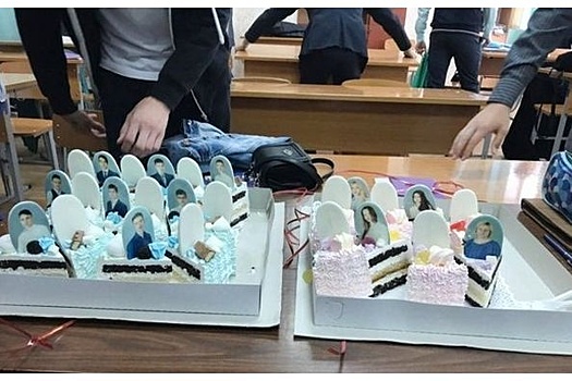 Школьникам на выпускной преподнесли торт "с надгробиями"