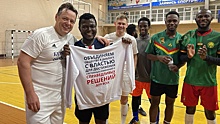 Курский правозащитник сыграл в футбол с африканцами