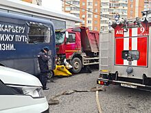 Автоэксперты предположили, что случилось в ДТП с участием самосвала и такси в Москве