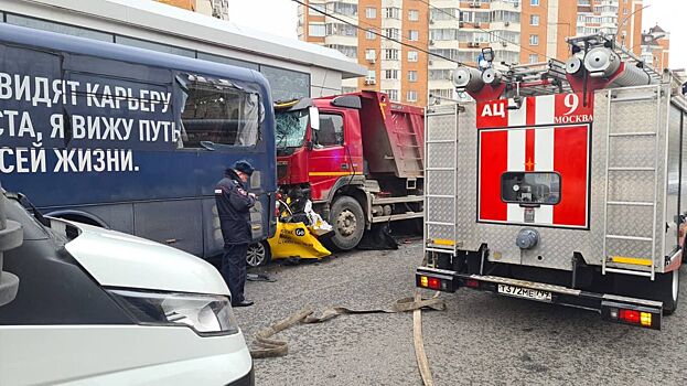 Автоэксперты предположили, что случилось в ДТП с участием самосвала и такси в Москве