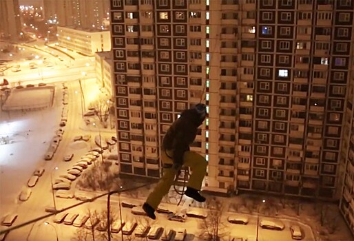 Экстремал прошел по канату между многоэтажками в Марьино