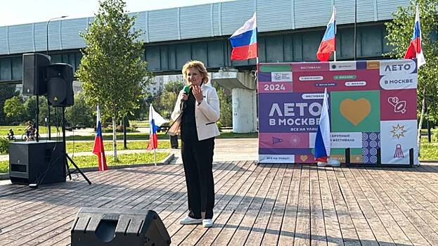 Депутаты Мосгордумы поздравили жителей ЮЗАО с Днем Государственного флага России