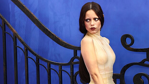 Звезда «Уэнздей» пришла на «Эмми» в вызывающем наряде