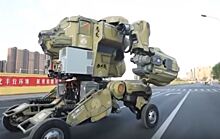 Китаец "гуляет" по улицам с роботом-танком