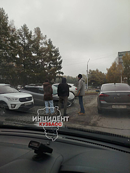 Коварная яма около кемеровского бизнес-центра пленила многочисленные автомобили
