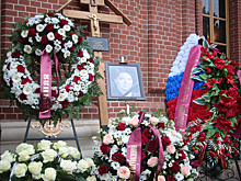 На прощании с Ларисой Голубкиной ее дочь Мария получила знак от Марии Мироновой