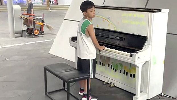 Зачем в Китае на улицах расставили множество пианино