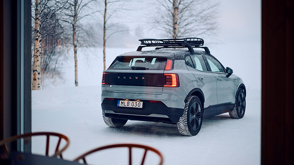 Новый компактный кроссовер Volvo EX30 получил «внедорожную» версию Cross Country — это первый электромобиль шведской марки в таком исполнении.
