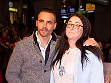 Лолита впервые за долгое время вышла в свет с мужем на премьеру спектакля