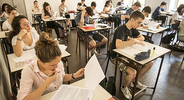 Грузия упразднила выпускные экзамены в школах
