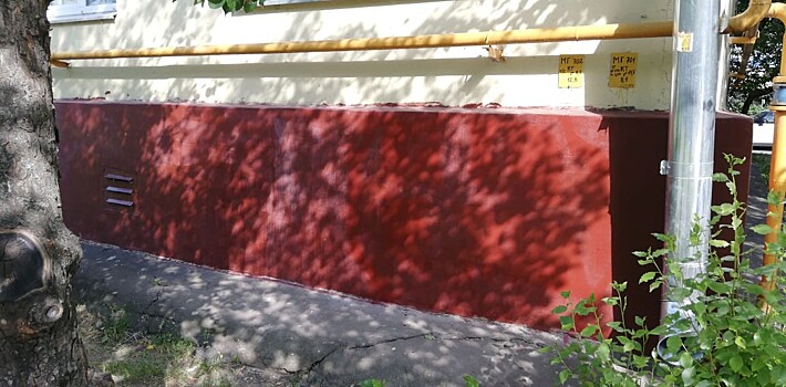 На фасаде дома по улице Академика Бочвара удалили вандальные надписи