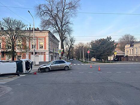 Лобовое столкновение авто с опрокидыванием произошло в историческом центре Новочеркасска