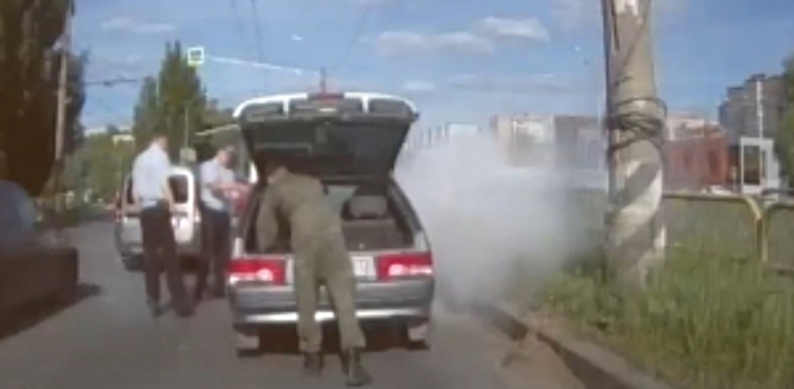 В Самарской области автоинспекторы помогли водителю потушить автомобиль