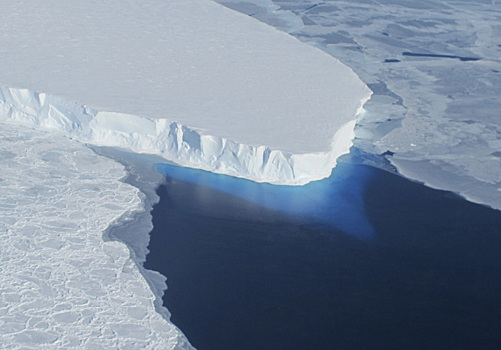 Развал Антарктиды: от континента откололся огромный айсберг