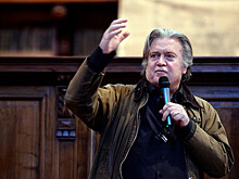 NYT: подкаст War Room экс-советника Трампа почти на 20% состоит из лжи