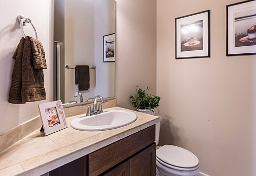 Походы в туалет во время работы могут обернуться увольнением. Как это объяснил юрист