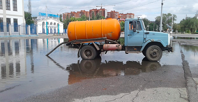 Администрация Астрахани устраняет последствия дождя