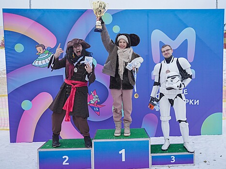 Шрэк, Человек-паук и Чебурашка прокатились на тюбингах в Санкт-Петербурге — объясняем, что происходит