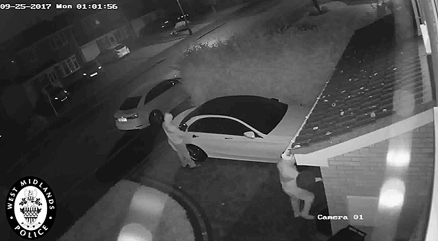 Британская полиция показала видео кражи Mercedes через взлом «умного» замка