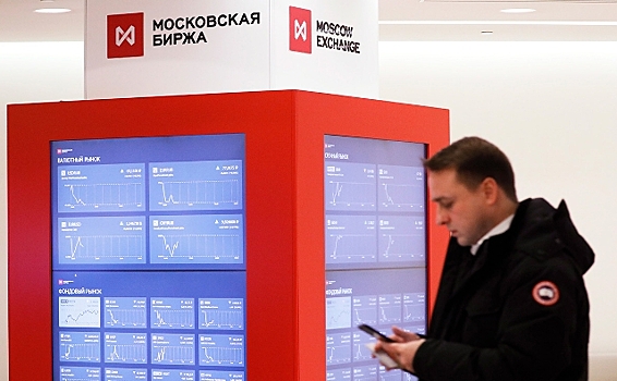 Рубль снижается к доллару и евро