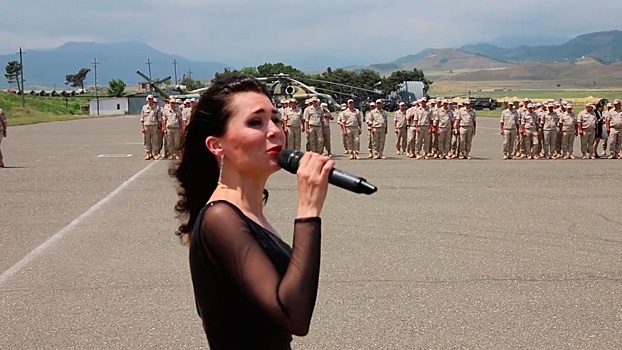 «Песни о России, мире и дружбе»: российских миротворцев в Нагорном Карабахе поздравили с Днем России