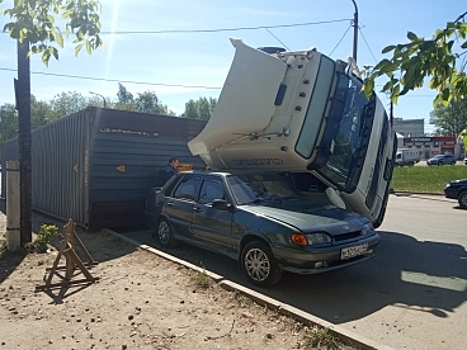 Огромная фура в Костроме рухнула на легковушку и раздавила её (ФОТО)