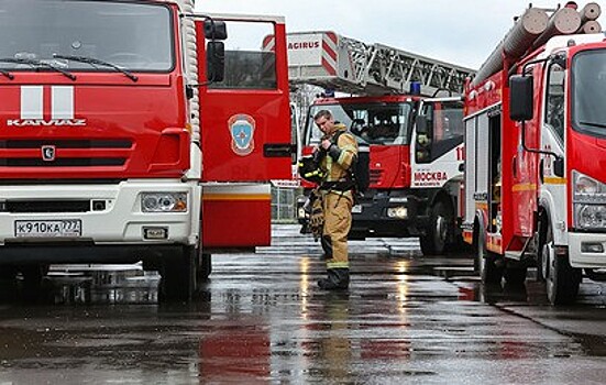 Загорелась территория бывшего завода ЗиЛ в Москве