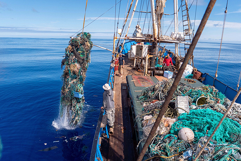 Экспедиция команды The Ocean Travel Institute S / V KWAI. За 48 дней получилось вывезти 103 тонны (206 000 фунтов) рыболовных сетей и потребительского пластика.