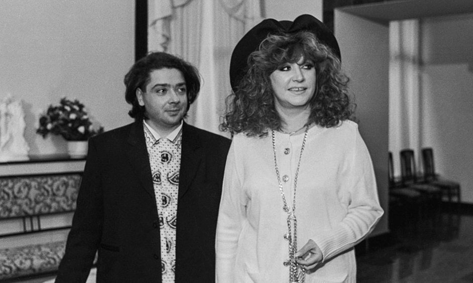 Модельер Валентин Юдашкин и Алла Пугачева во время показа моделей из коллекции "Шутка мастера", 1994 год