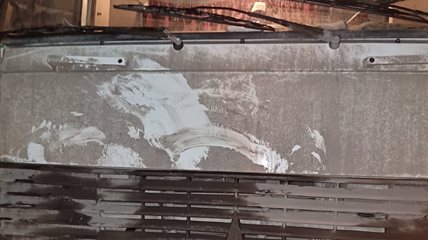 Под Саратовом грузовик прижал водителя к мусоровозу. Он выжил