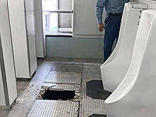 В Японии мужчина провалился в туалете на ж/д станции, когда зашел справить нужду