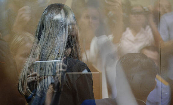 Адвокат сестер Хачатурян сообщил, что дело против них еще не закрыли