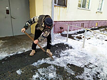 Падающий снег атакует жителей Приморья