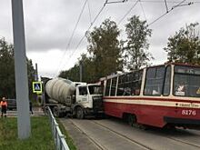В Красносельском районе Петербурга бетономешалка влетела в трамвай