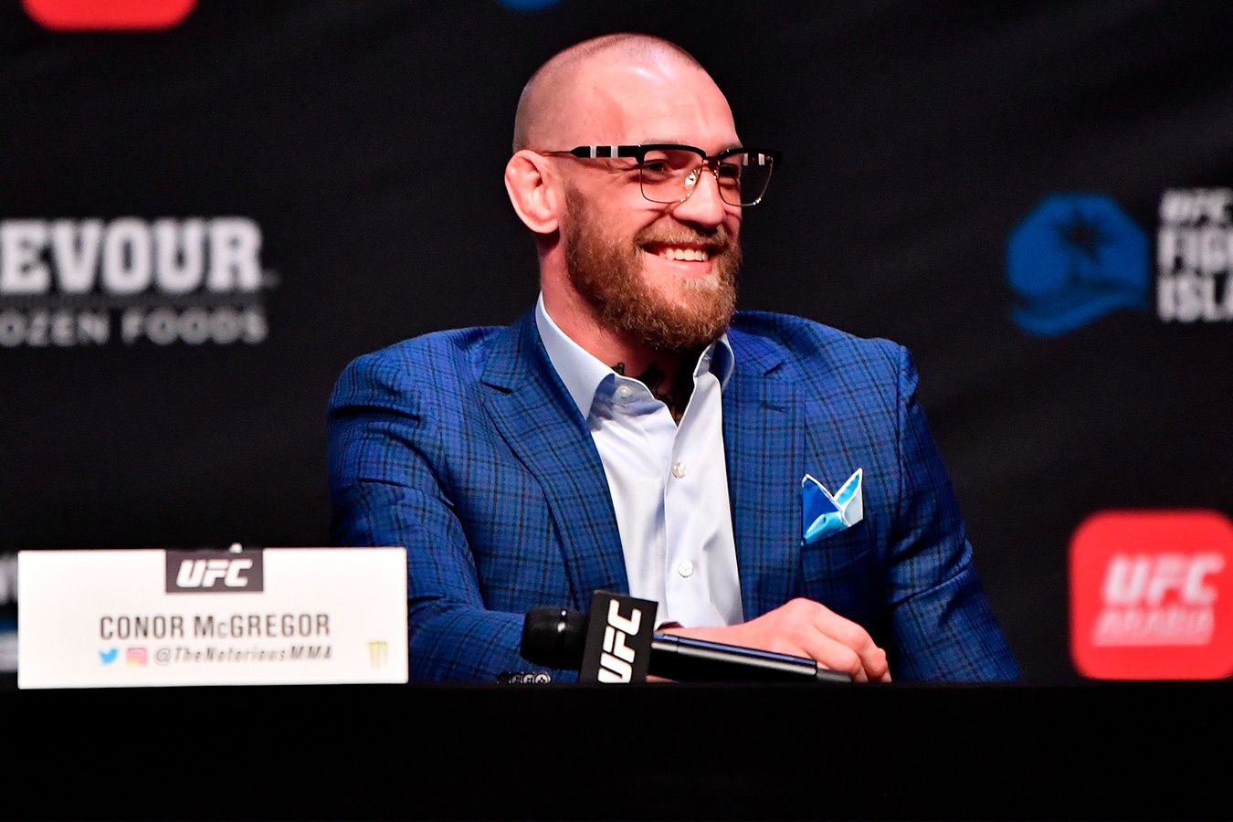 — Тебе не следует короновать этот пояс. МакГрегор раскритиковал Оливейру за бой с Холлоуэем