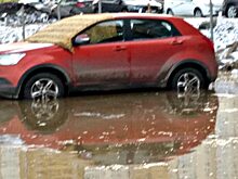 Вода затопила автостоянку из-за новой коммунальной аварии в Челябинске