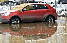 Вода затопила автостоянку из-за новой коммунальной аварии в Челябинске