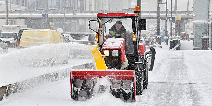 В САО организованы массовые работы по уборке снега во дворах с привлечением административного персонала