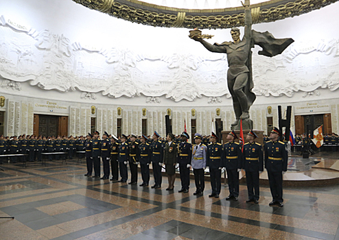 Замглавы Минобороны вручил лейтенантские погоны выпускникам Военного университета