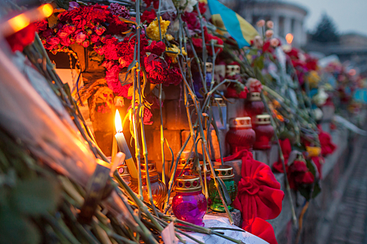 Ульяновцы несут цветы к офису авиакомпании «Волга-Днепр»