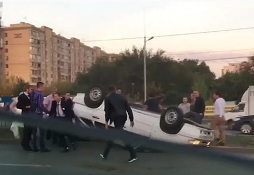 «Свадьба удалась». Машина кортежа молодоженов перевернулась в Ростове‐на‐Дону