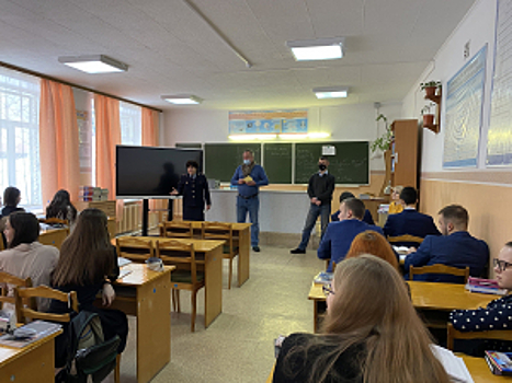 В Татарстане полицейские и общественники провели профилактические беседы со старшеклассниками