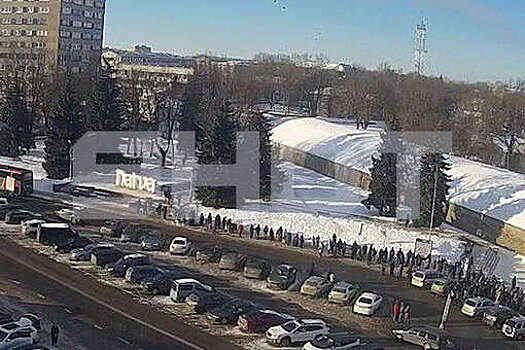 SHOT: сотни эстонцев стоят в многочасовой очереди на границе с Россией