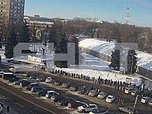 SHOT: сотни эстонцев стоят в многочасовой очереди на границе с Россией