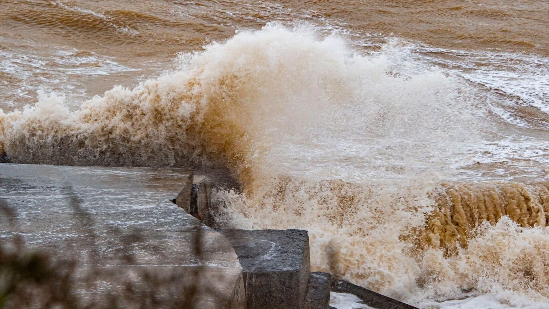 Штормовое предупреждение объявили в Сочи из-за смерчей