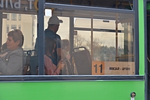 В Пензе женщина вышла из автобуса через окно прямо на ходу