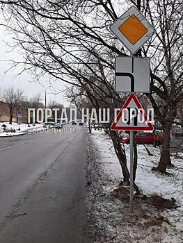 Дорожные службы перенесли знаки на Сормовской с тротуара по просьбе местного жителя
