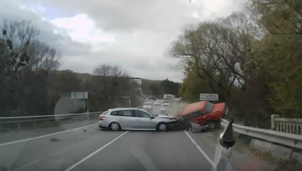 "Там вообще месиво!": очевидцы сняли на видео лобовое столкновение легковых автомобилей