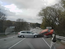 "Там вообще месиво!": очевидцы сняли на видео лобовое столкновение легковых автомобилей