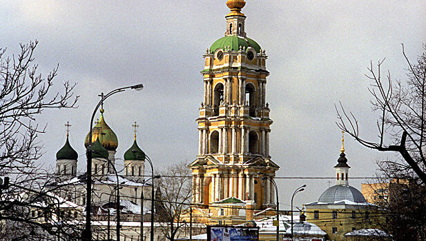 Колокол весом 16,5 тонны установили на звонницу Новоспасского монастыря